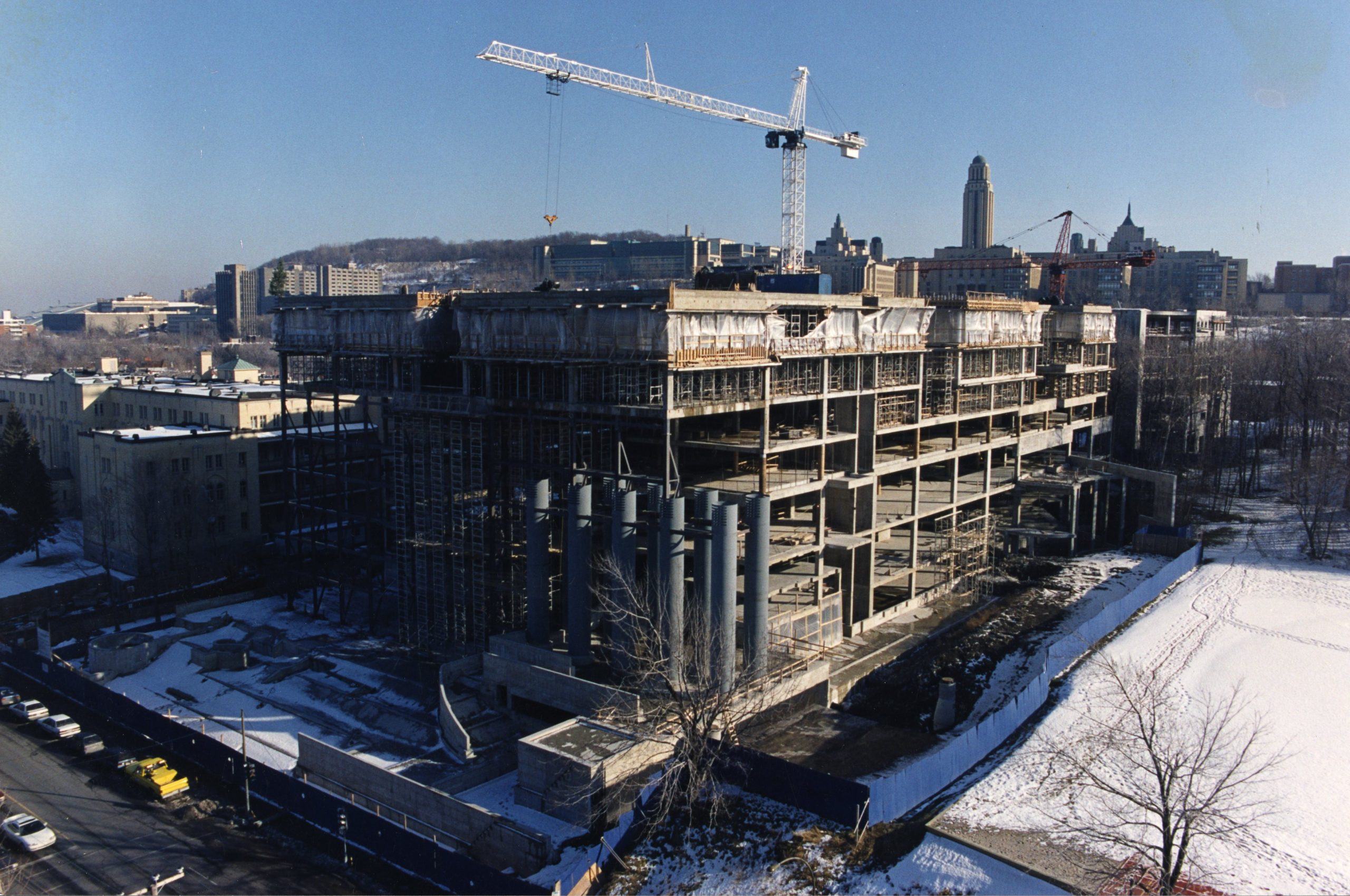 Construction de l'immeuble sur Côte-Sainte-Catherine. Vue d'ensemble de la structure